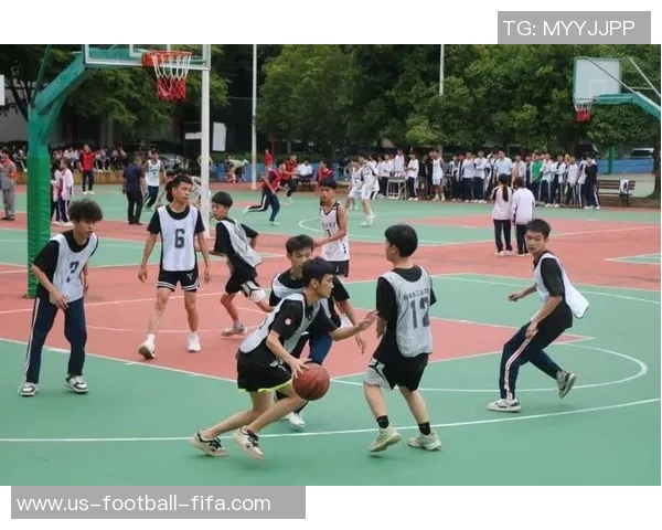 学校里有篮球和足球的快乐时光与运动精神的完美结合